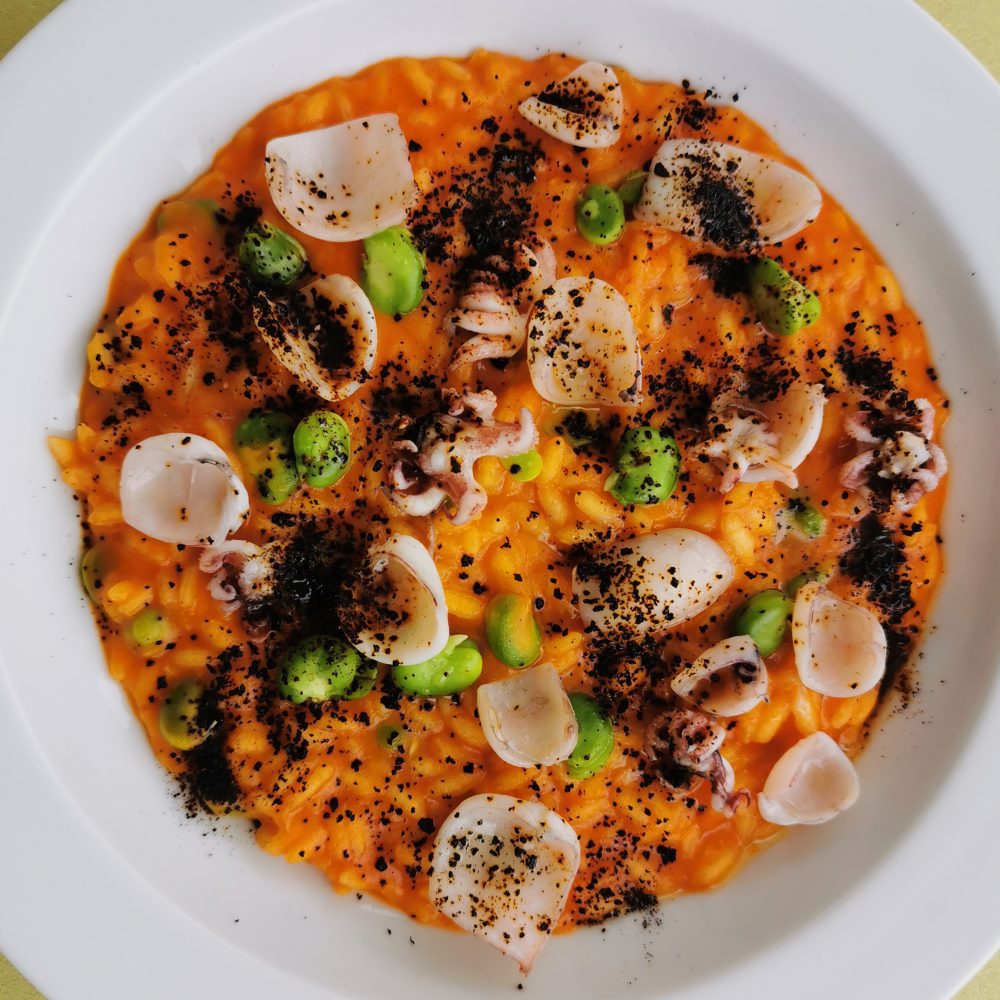 Risotto al pomodoro, fave e seppioline