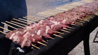 arrosticini fatti a mano in cottura sulla canalina