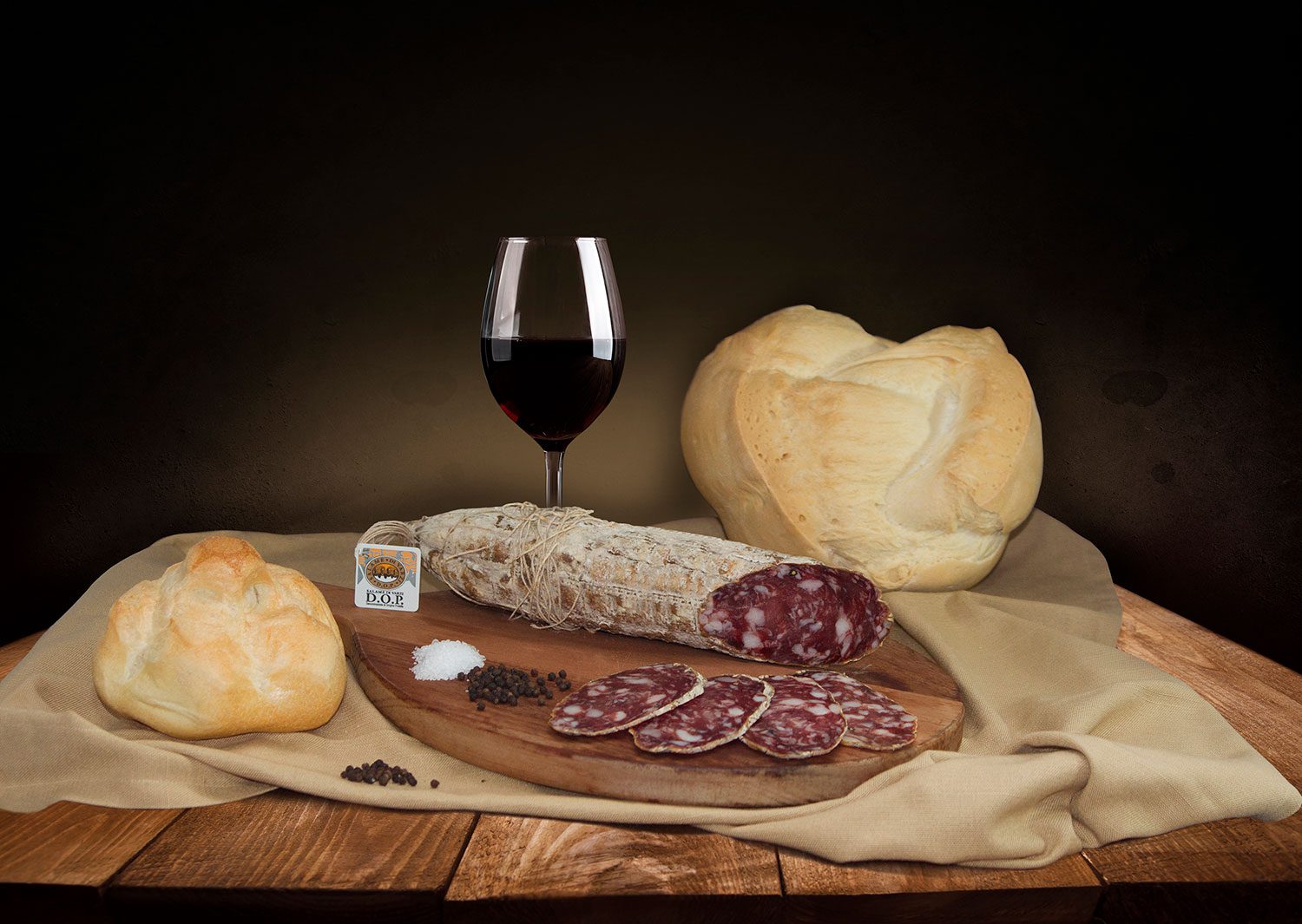 Salame di Varzi DOP con pane e vino