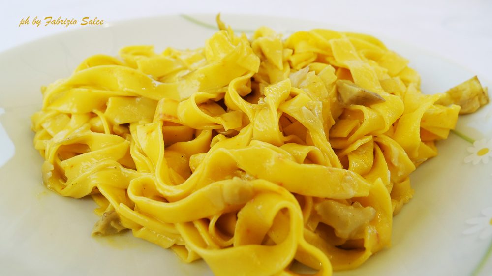 Tagliatelle allo zafferano con carbonara di carciofo astigiano del sorì