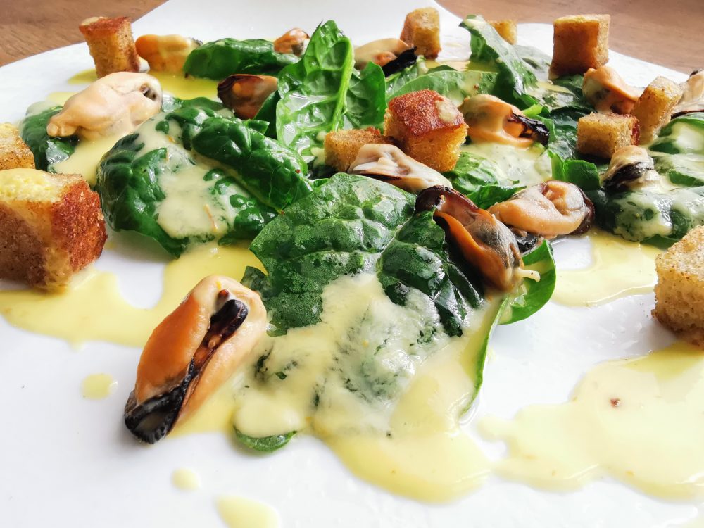 Ricetta cozze e spinaci con maionese di pomodori gialli e pane croccante alla paprika
