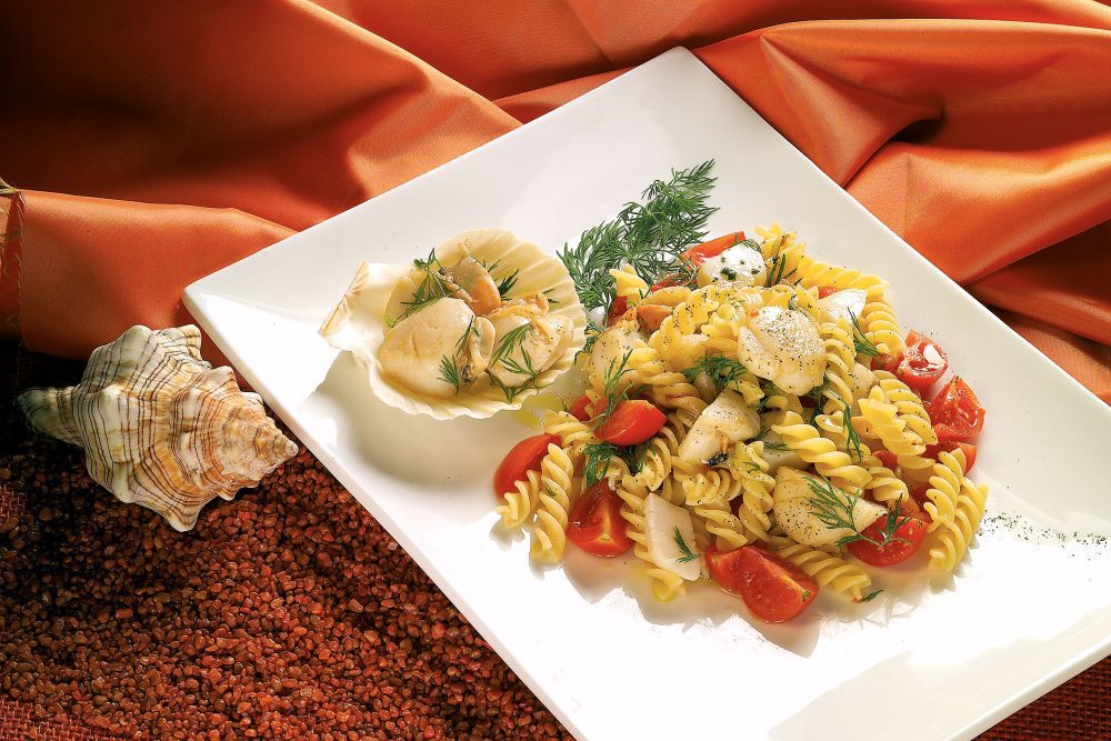 fusilli con capesante, pomodorini e finocchio selvatico