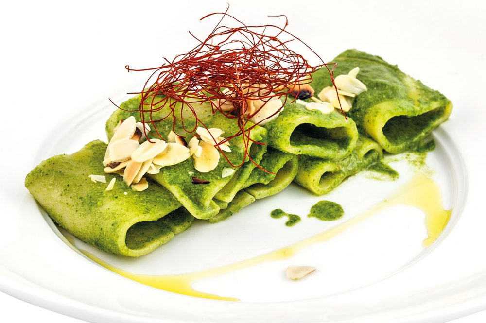 paccheri con crema di mugnuli e mandorle tostate