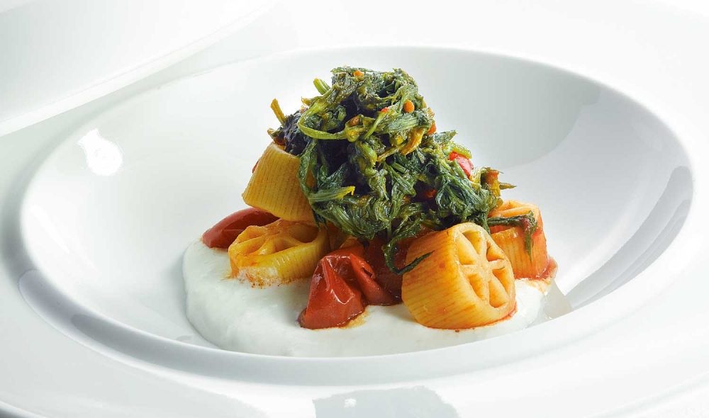 ruote cavalieri e germogli di finocchio selvatico di campo ciliegino con crema di ricotta