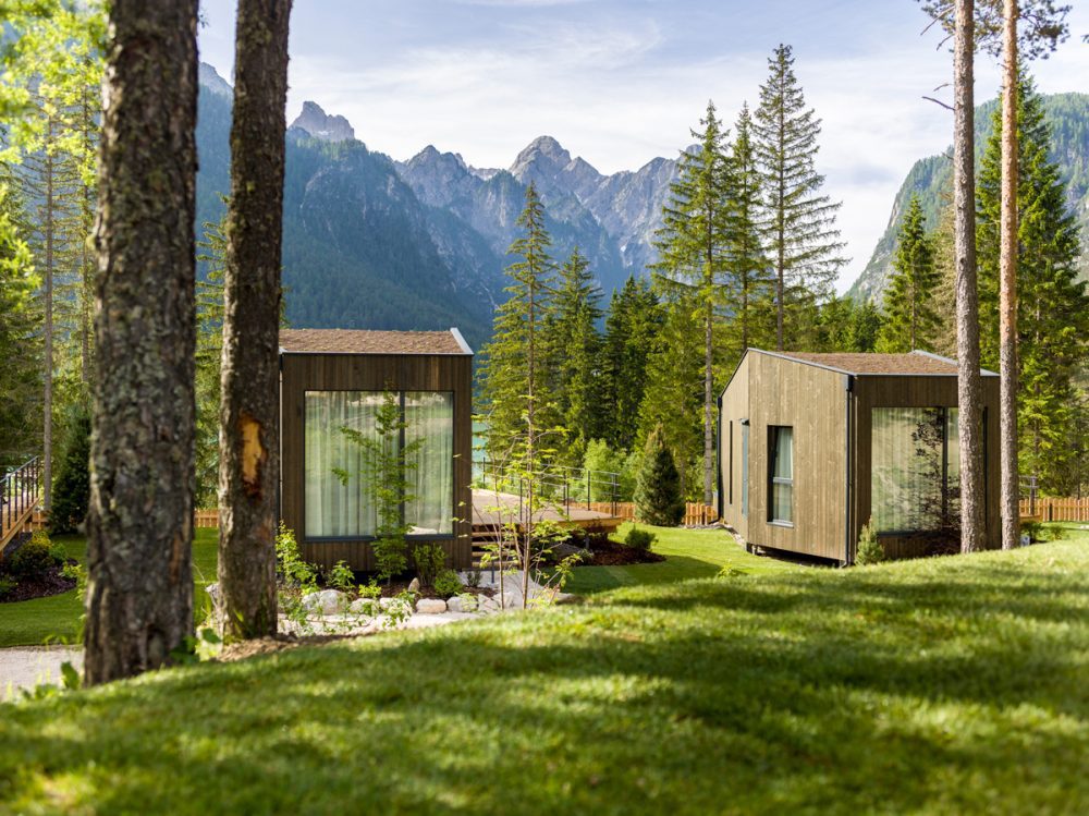 Casette moderne immerse nel bosco
