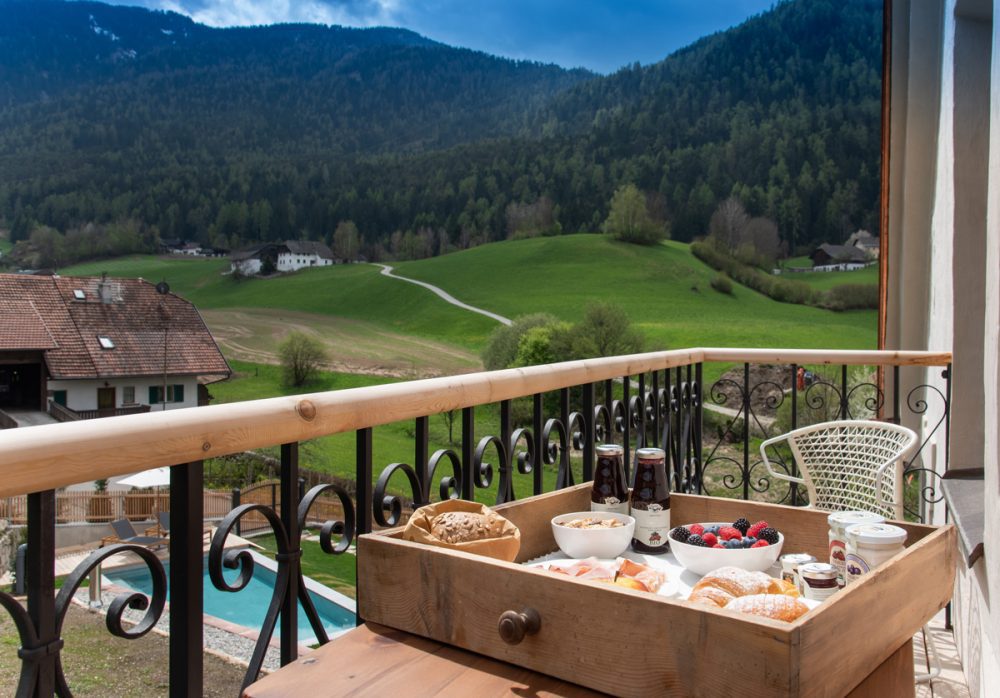 bosco, colazione con vista sulle montagne