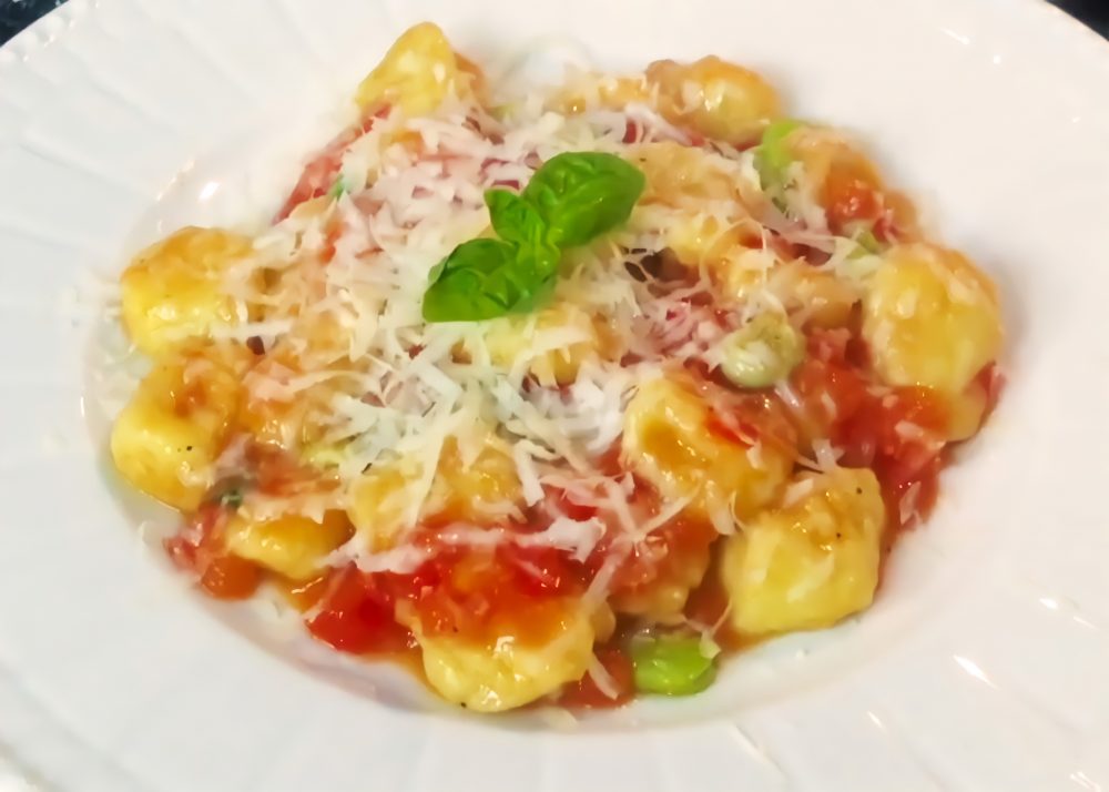gnocchi al pomodoro con fave e pecorino