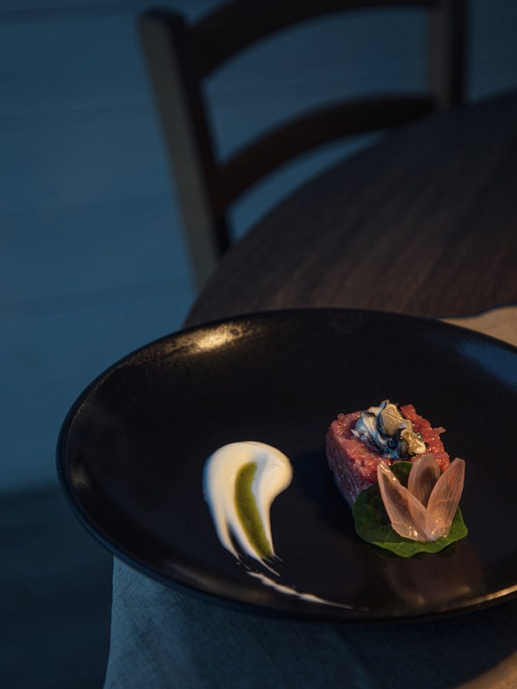 Ostrica-Rosa-del-Delta-su-tagliata-di-manzo-al-coltello