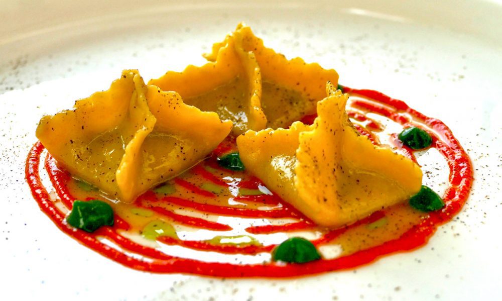 raviolo-con-melanzane-maggiorana-peperone-liquido