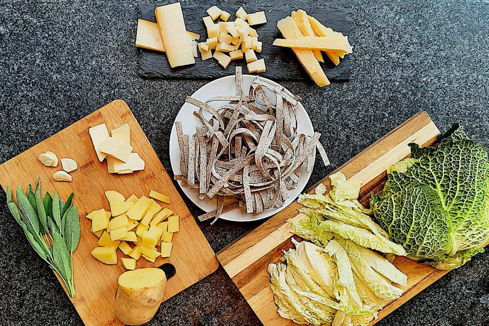 gli ingredienti per i pizzoccheri, prima della loro preparazione