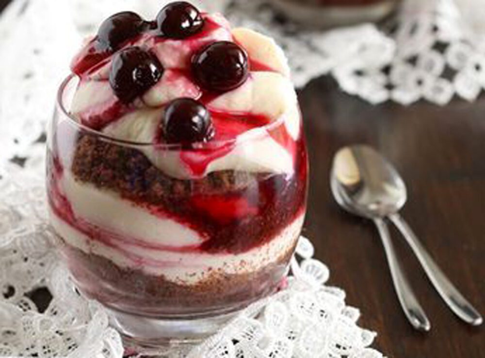 Coppette biscotti, crema e amarene