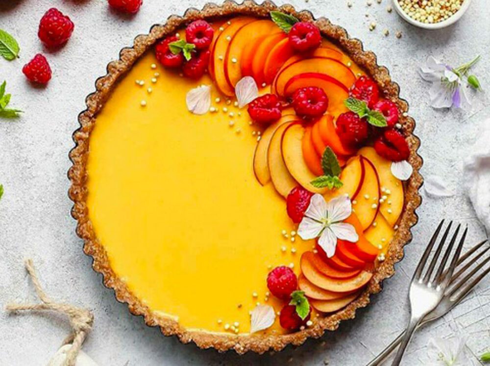 Crostata con crema e pesche fresche