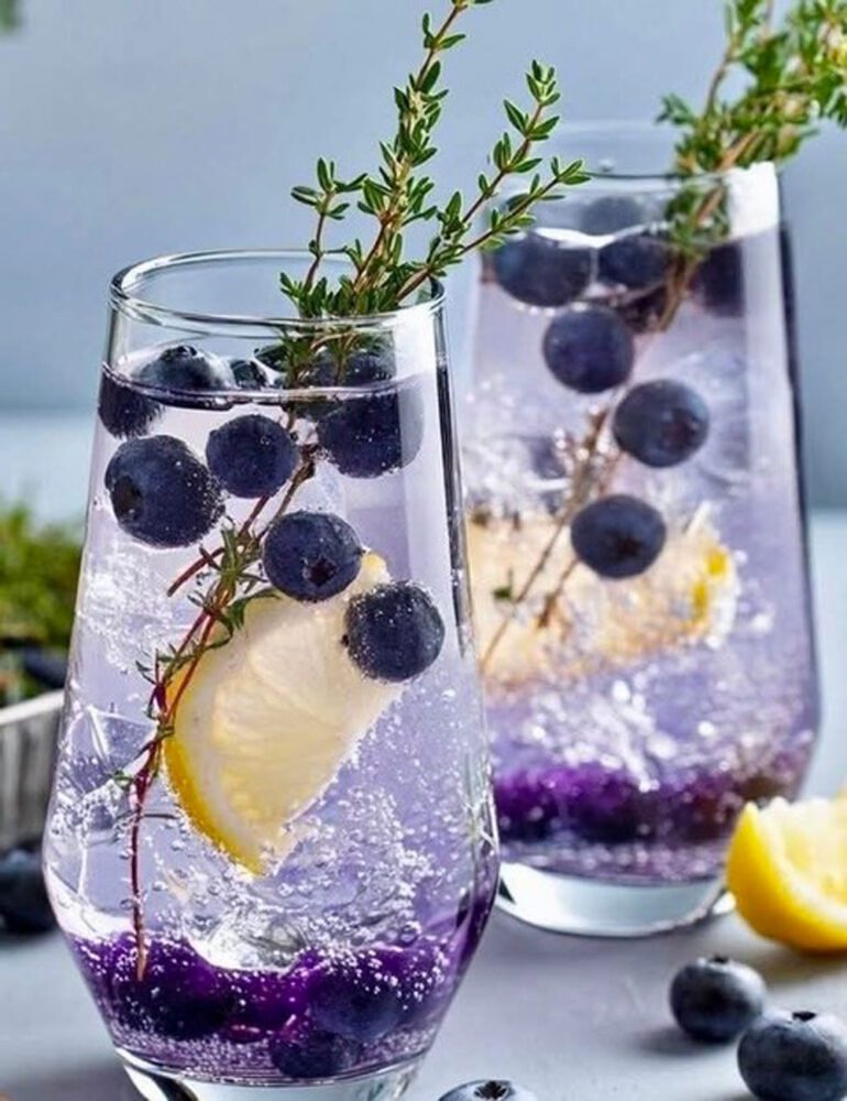 Acqua tonica ai mirtilli, limone e timo