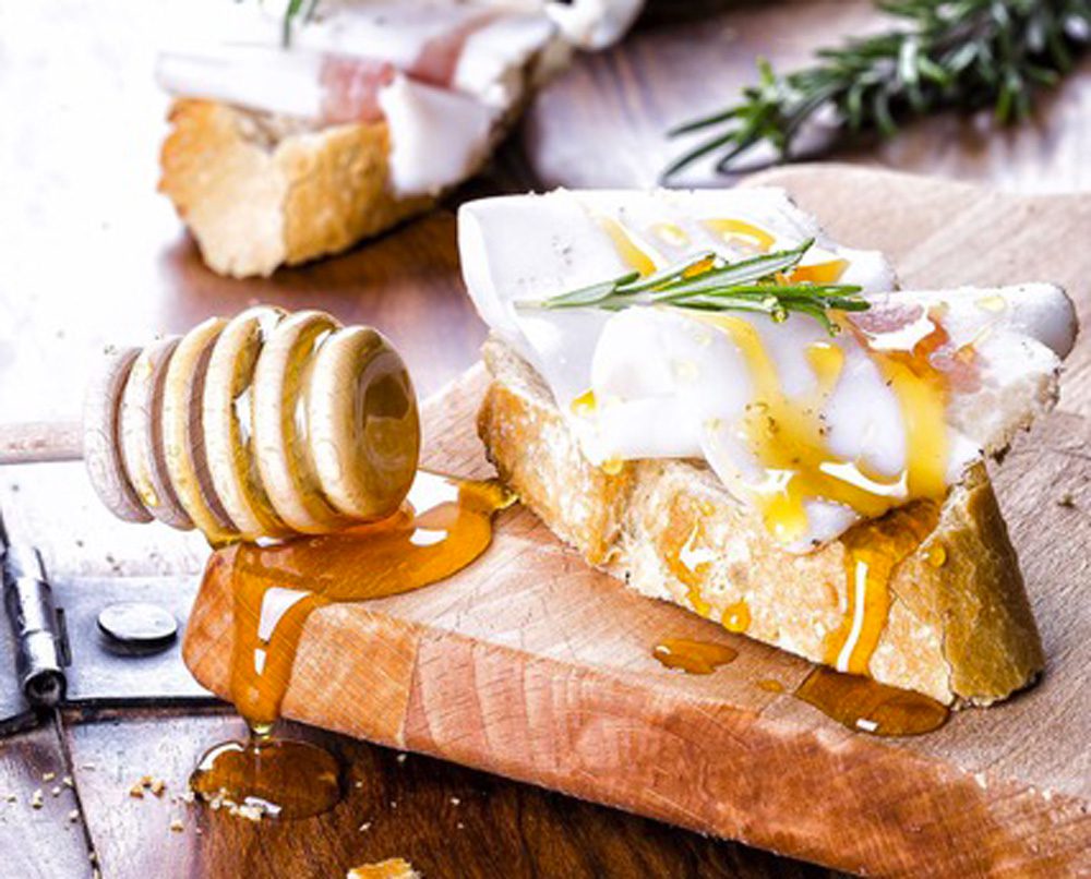 Crostino con lardo e miele