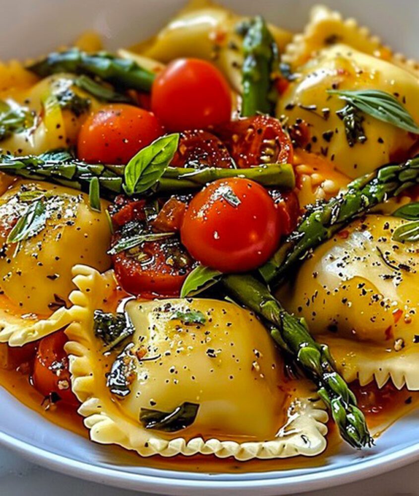 Ravioli ricotta e spinaci con asparagi e pomodorini