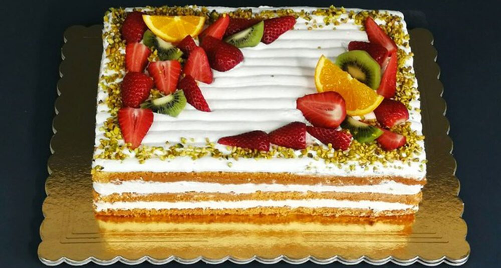 Torta panna, crema e frutta fresca