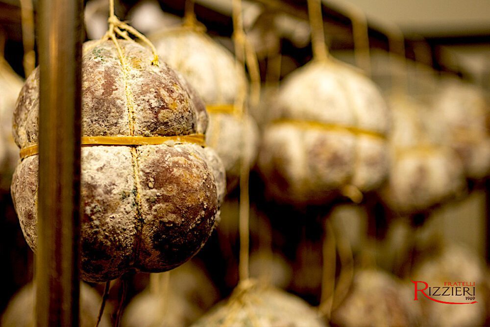 la salama in fase di stagionatura