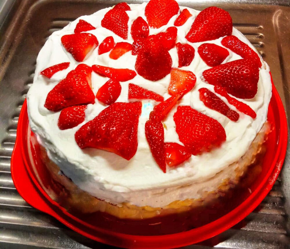 Torta Pan di spagna, panna e fragole