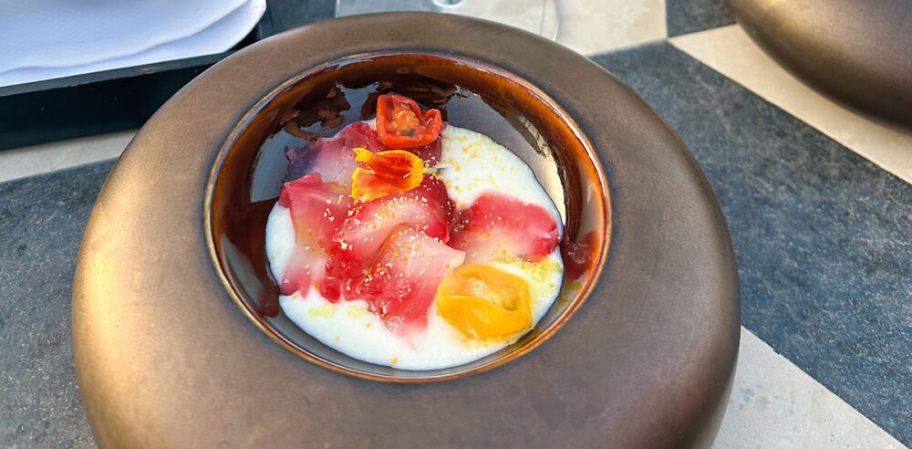 Carpaccio di ricciola, emulsione di bufala, pomodorini semi dry e polvere di mandarino