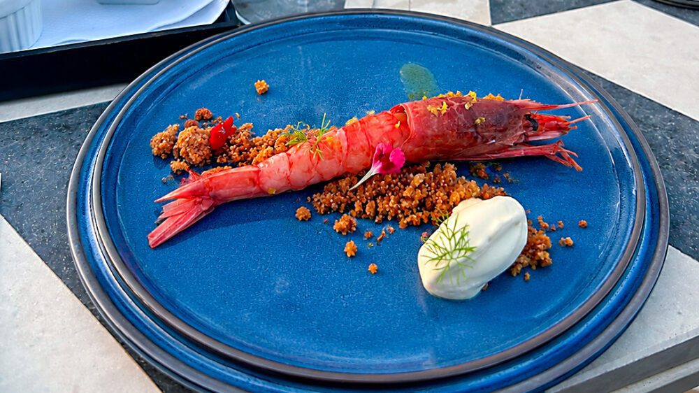 Gambero rosso su crumble di pecorino e gelato al mango e lavanda