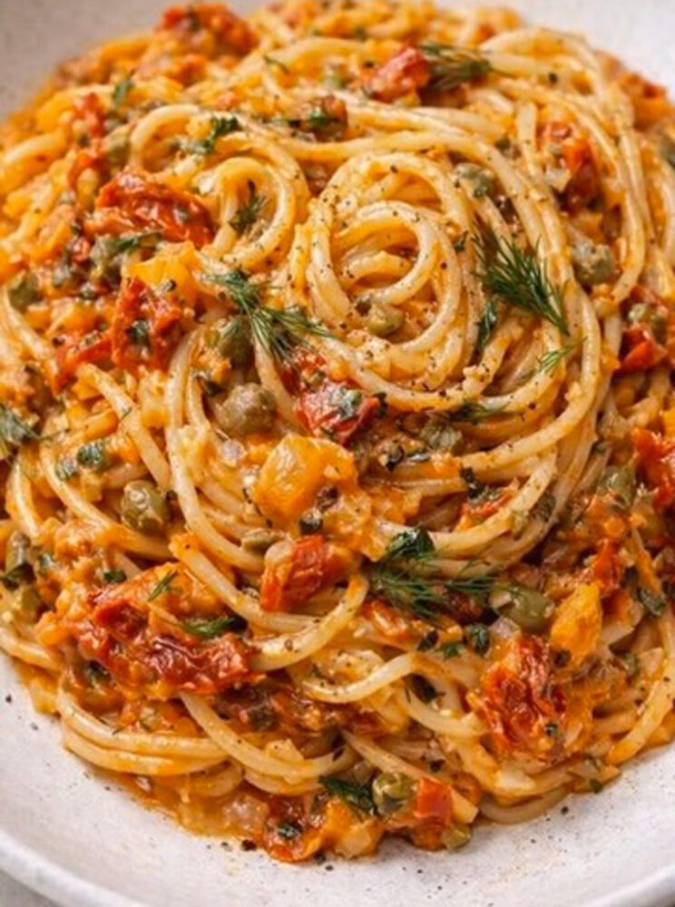 Spaghetti cremosi con pomodori secchi, capperi e ricotta