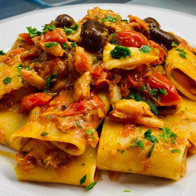 Paccheri con baccalà, pomodorini, olive nere e prezzemolo