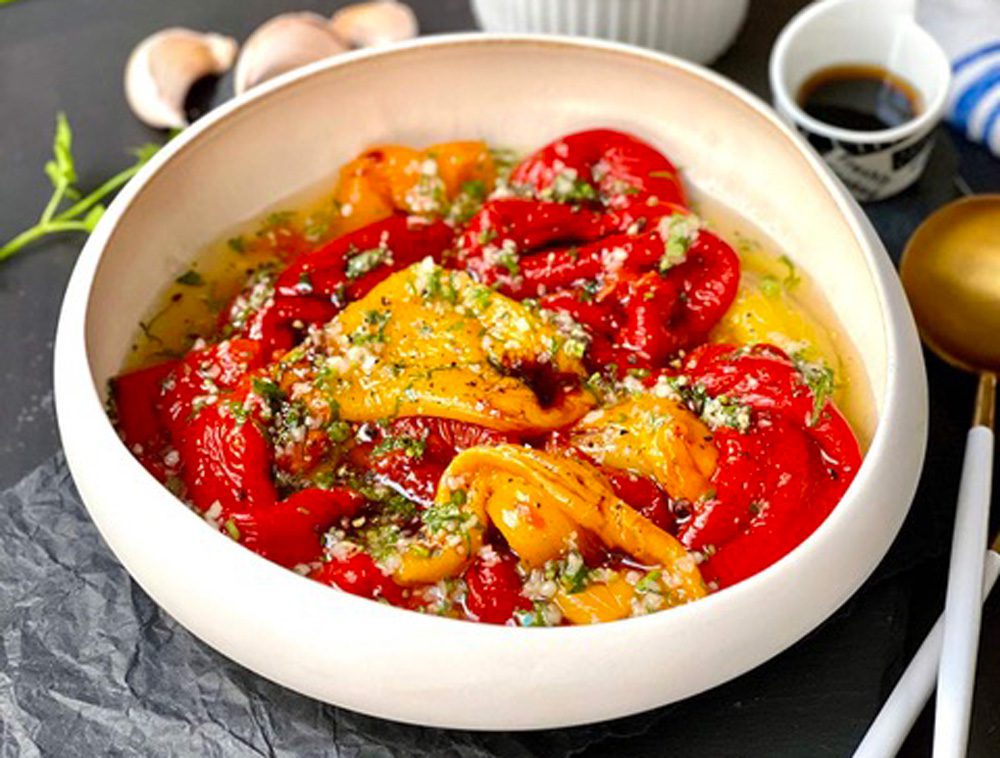 Insalata di peperoni con aglio, prezzemolo e aceto balsamico