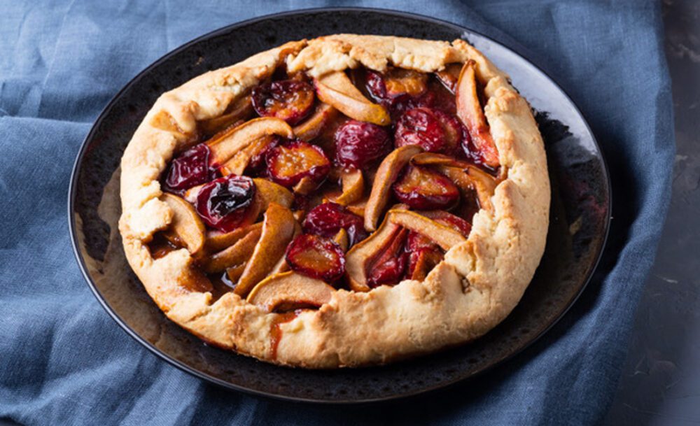 Galette rustica di mele e prugne