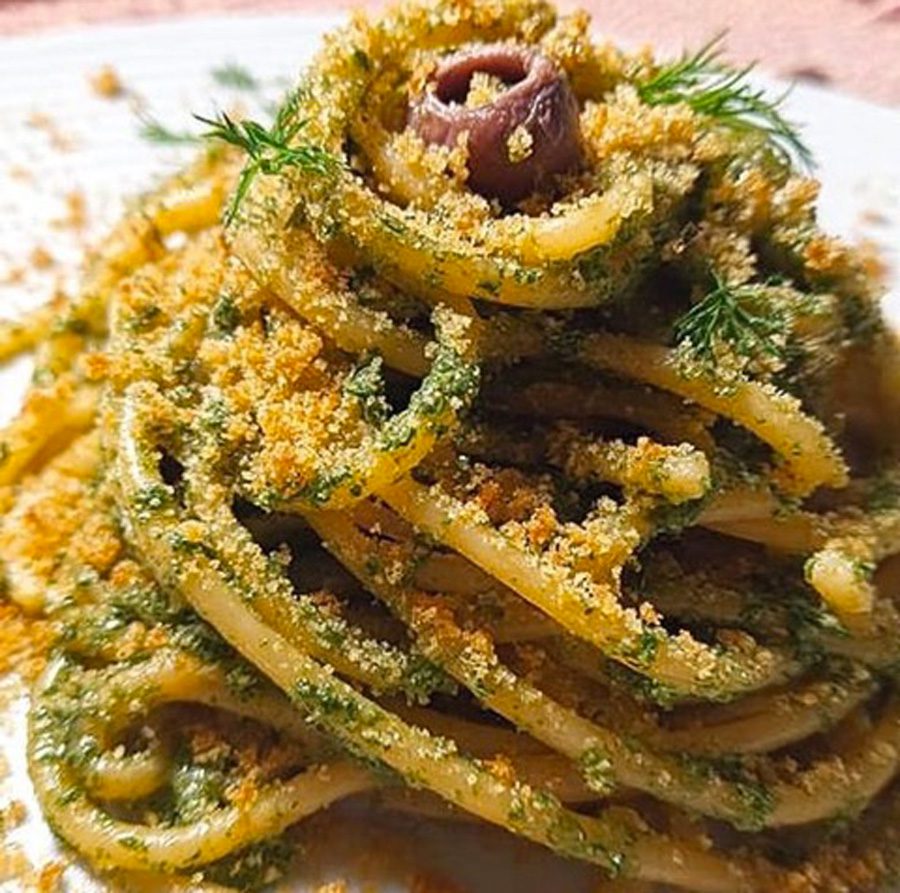 Spaghetti al finocchietto, acciughe e pangrattato tostato