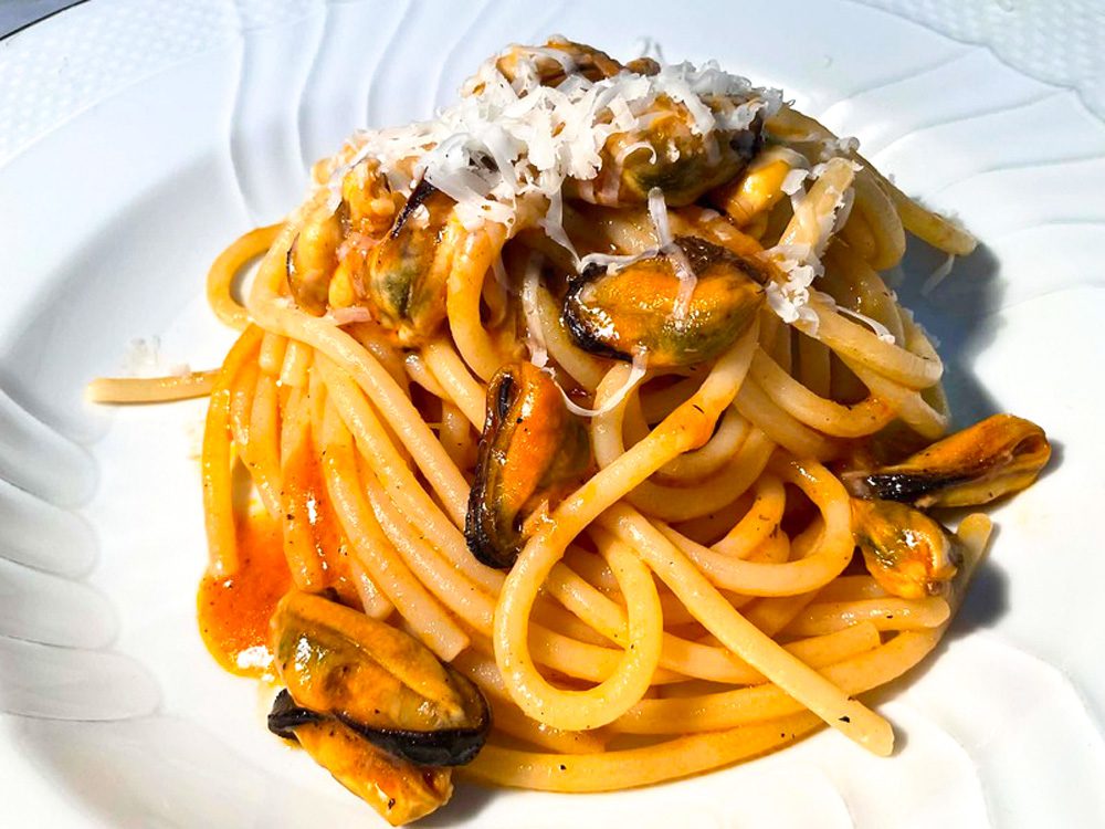 Spaghetti grandi con le cozze, conserva Marca Bianca e pecorino stagionato