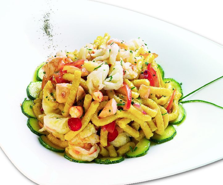 Passatelli asciutti con cubetti di trota salmonata, gamberi e zucchine