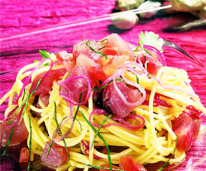 Spaghetti con dadolata di tonno fresco, cipolla rossa di Romagna, concassé di san Marzano al profumo di basilico