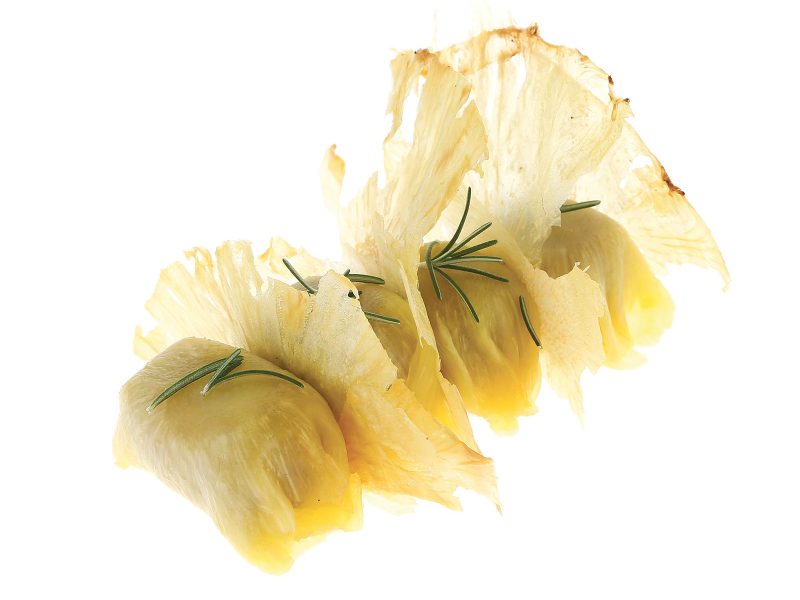 Fagottini di ananas marinati al rosmarino e sale con prugne e sesamo