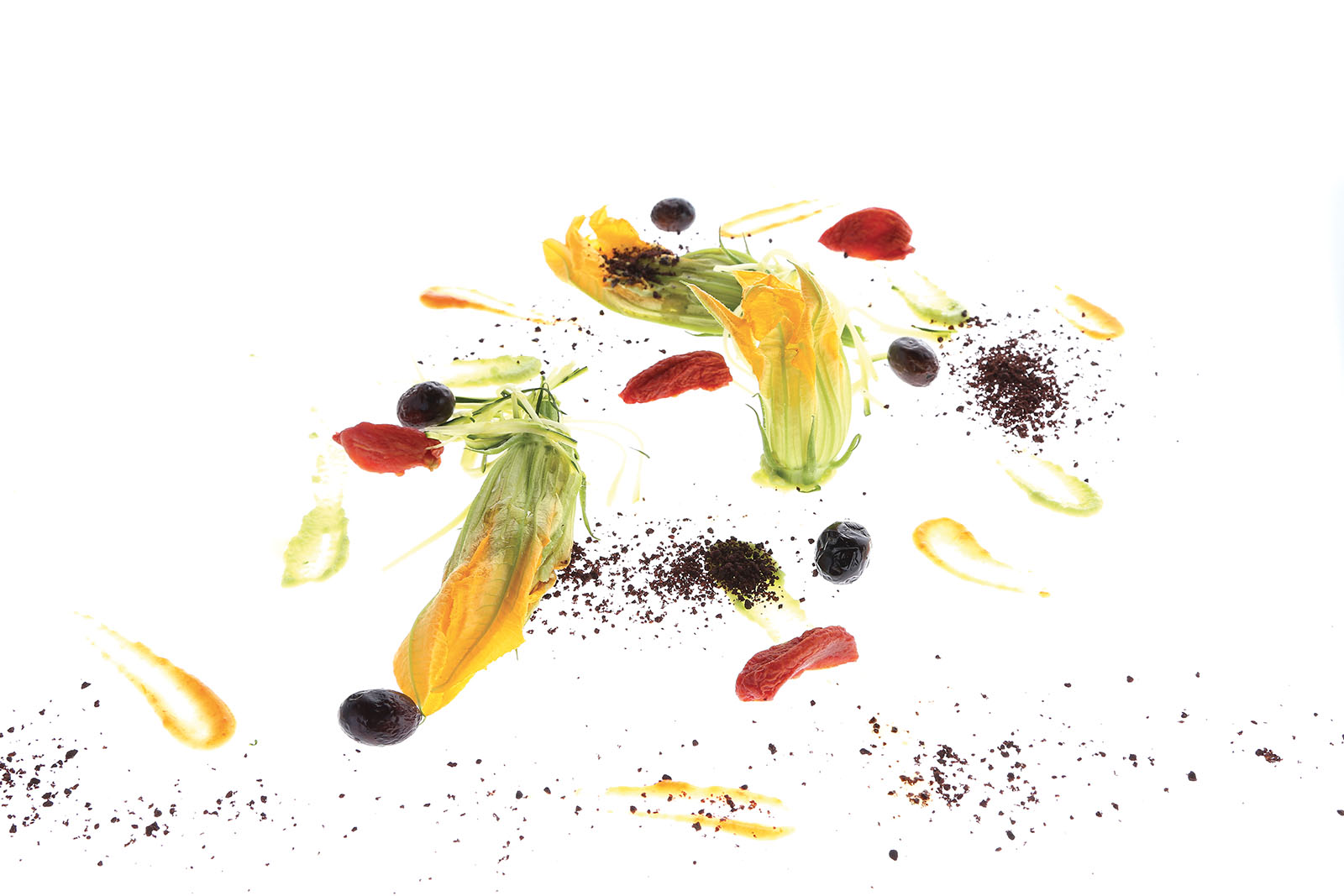 Fiori di zucca con avocado, pomodorini canditi e olive amare