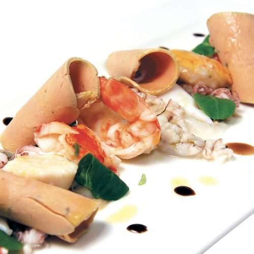 Insalata ricca di crostacei e molluschi tiepidi con petali di foie gras