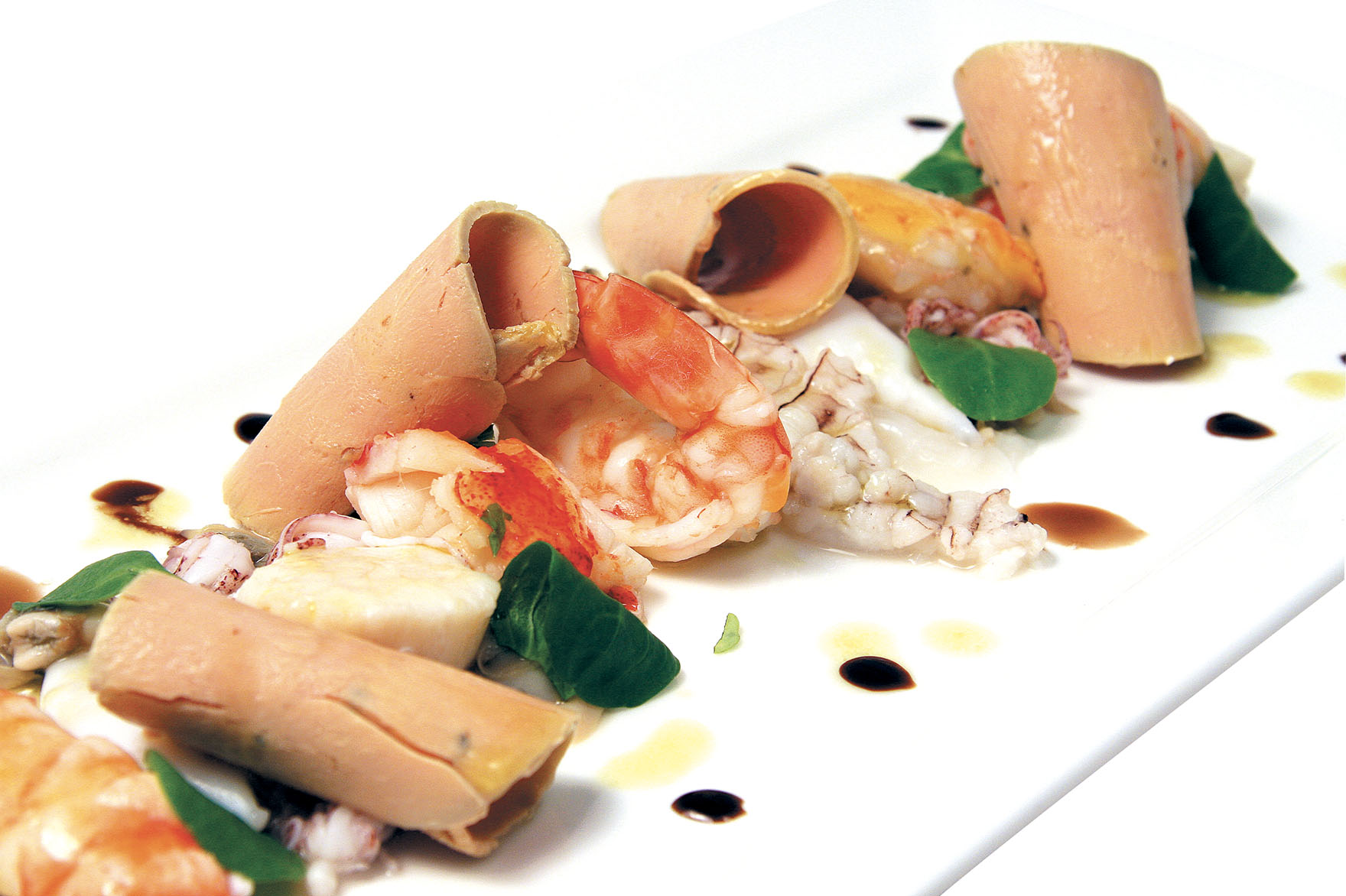Insalata ricca di crostacei e molluschi tiepidi con petali di foie gras