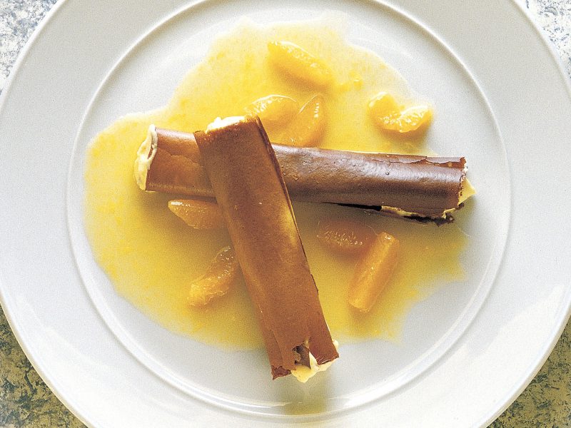 Crema a forma di sigaro farcito al panettone con salsa di mandarino