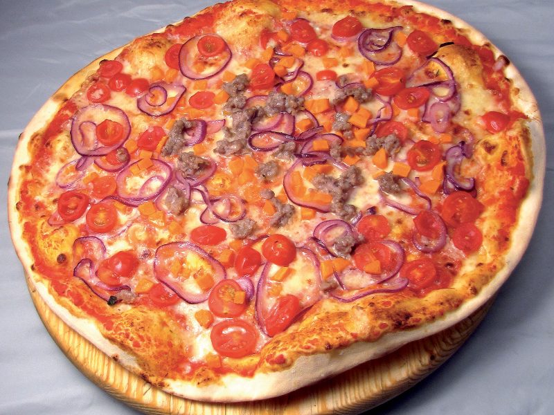 Pizza rustica, salsiccia, cipolle, parmigiano reggiano e carote