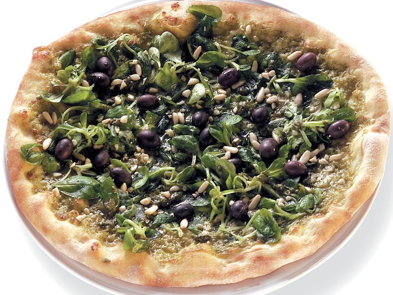 Pizza con verdure, rucola, basilico, zucchine, valeriana, olive nere e pinoli