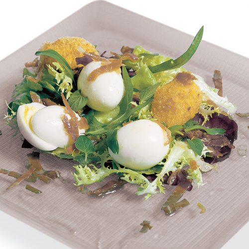 Uova di quaglia in insalata con radicchio caldo all'aceto balsamico