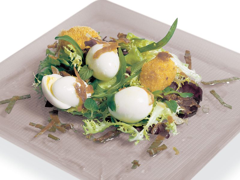 Uova di quaglia in insalata con radicchio caldo all'aceto balsamico