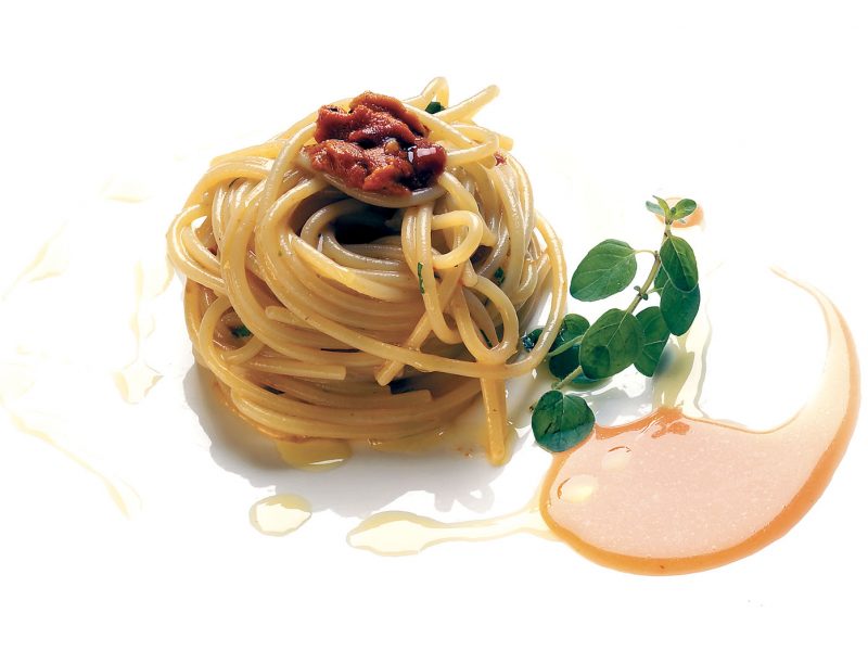 Spaghetti con uova di ricci di mare e crudo di pomodoro Ventura, condito all'olio di frantoio della Penisola sorrentina