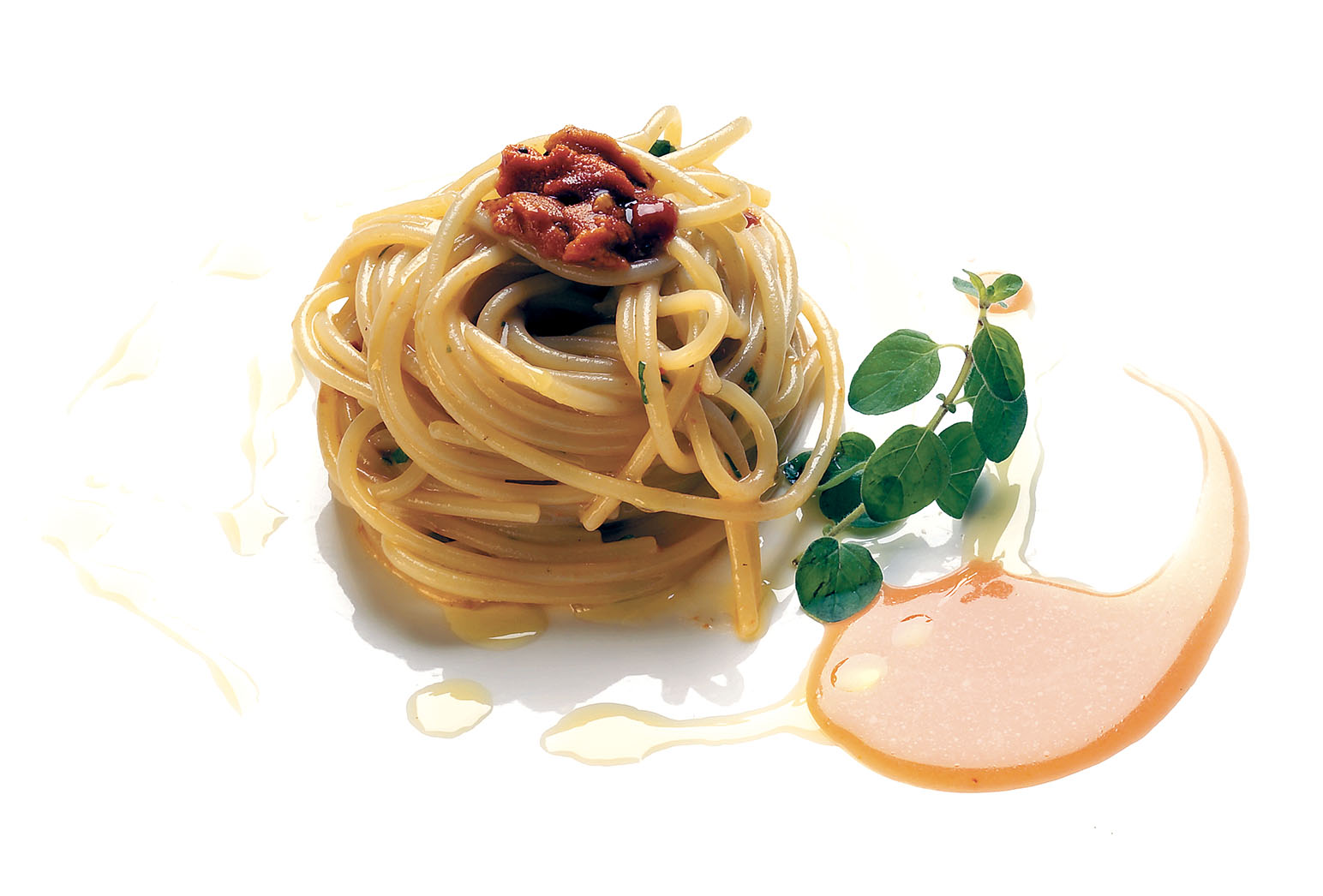 Spaghetti con uova di ricci di mare e crudo di pomodoro Ventura, condito all'olio di frantoio della Penisola sorrentina
