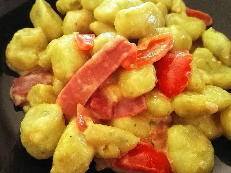 Gnocchi di zucchine con pomodori datterino, petali di speck e crescenza