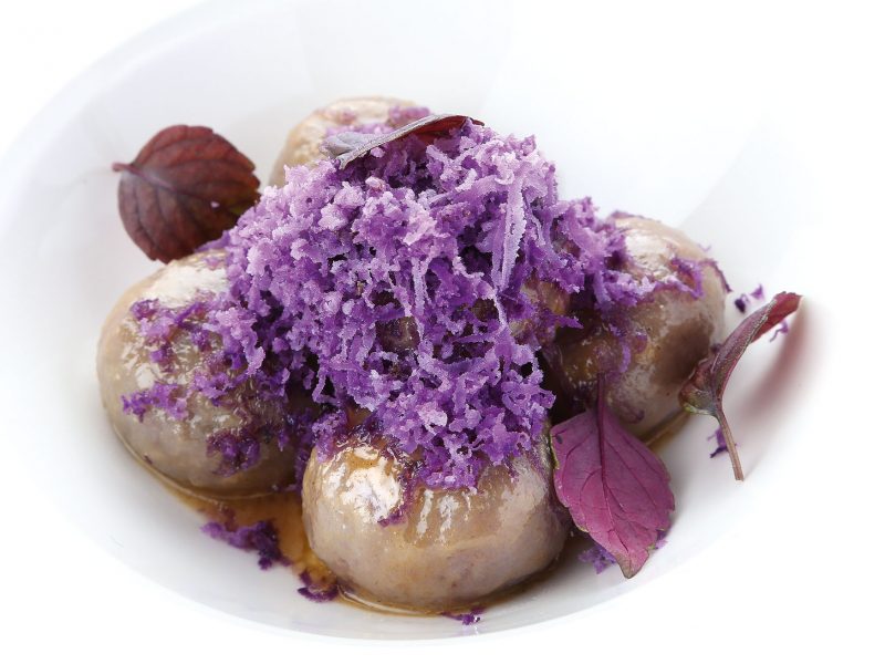 Gnocchi di patate viola ripieni di lepre con salvia e mirtilli