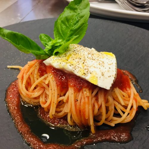 Spaghetti al pomodoro con ricotta e basilico