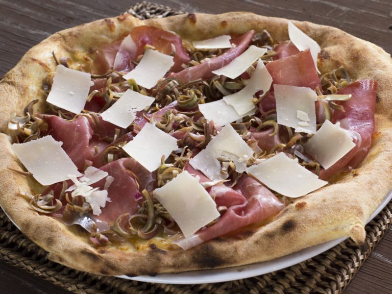 Pizza con prosciutto crudo, carciofi e parmigiano