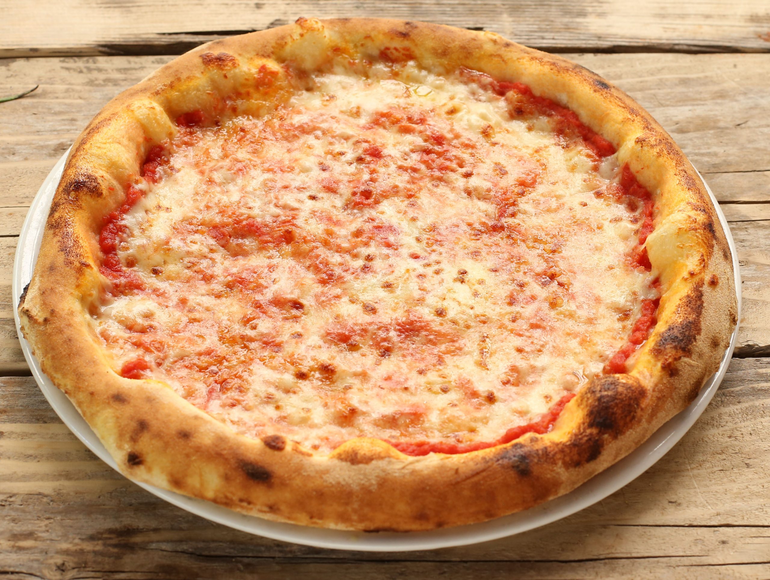 Pizza margherita come in pizzeria: ecco tutti i segreti per realizzarla