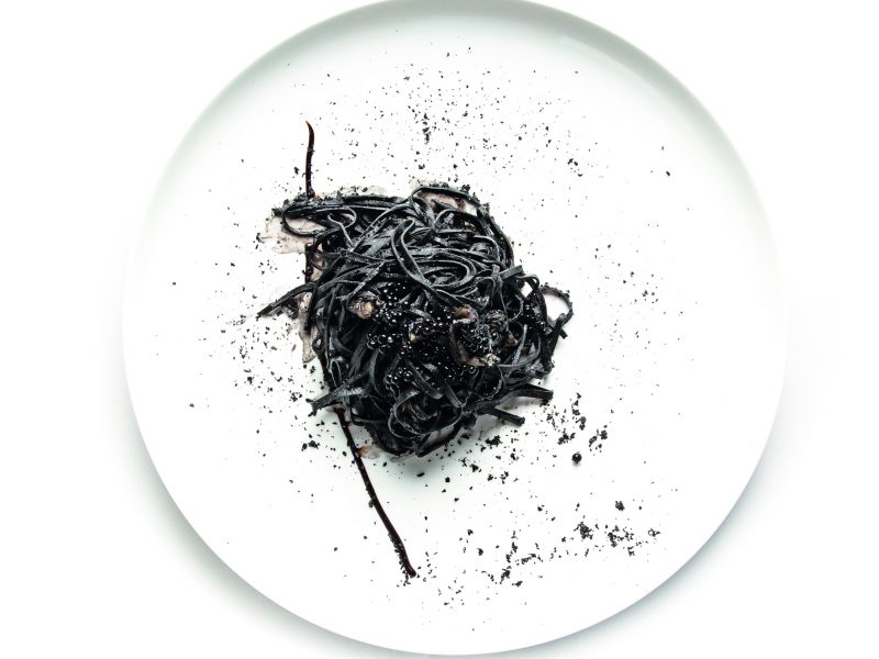 Tagliolini in nero, nero di seppia, caviale, aglio nero di voghiera