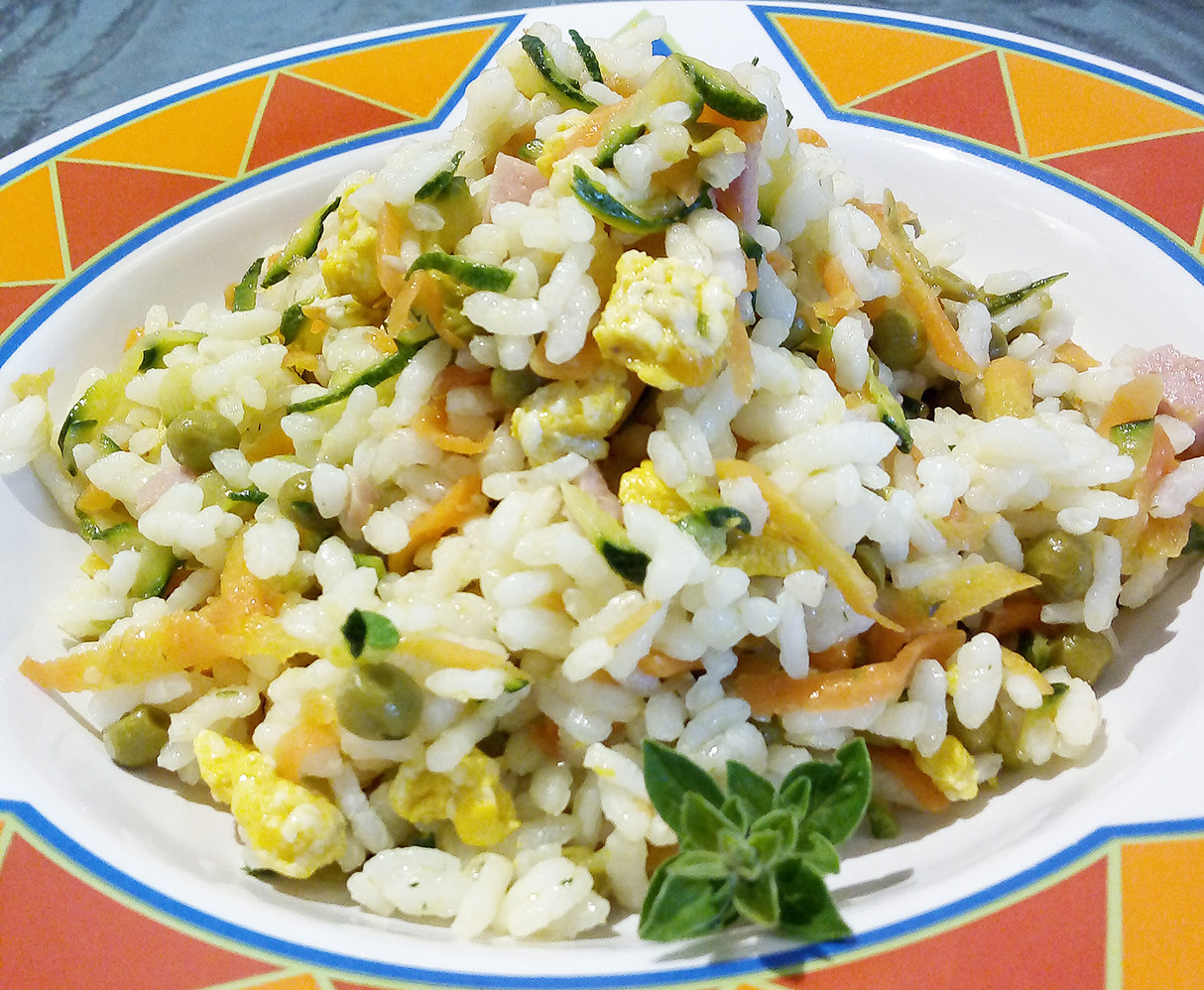 Riso primavera con zucchine, piselli, uova, carote e prosciutto cotto a cubetti